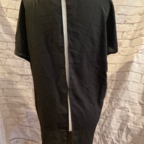 “H&M FLORAL SPLIT BACK “ Short Sleeved Top. - Picture 8 of 15